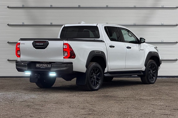 Toyota HiLux 3 of 25