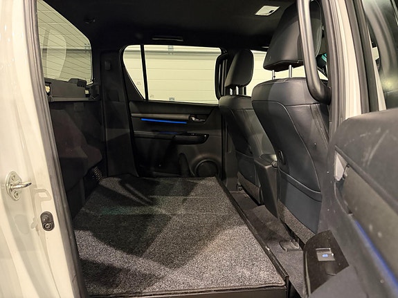 Toyota HiLux 11 of 25