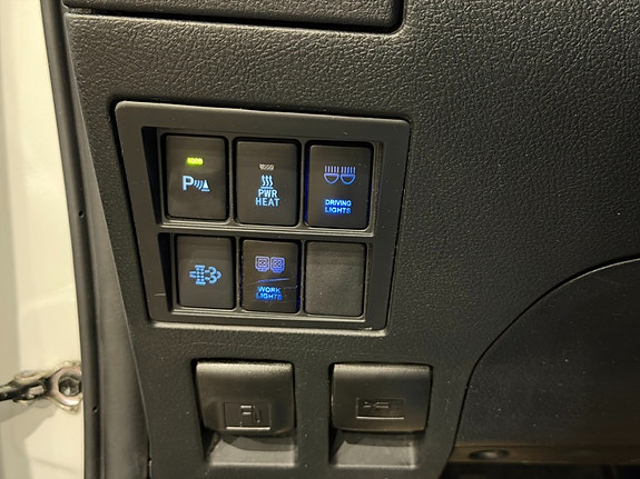 Toyota HiLux 14 of 25