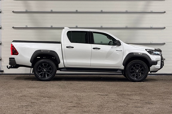 Toyota HiLux 2 of 25