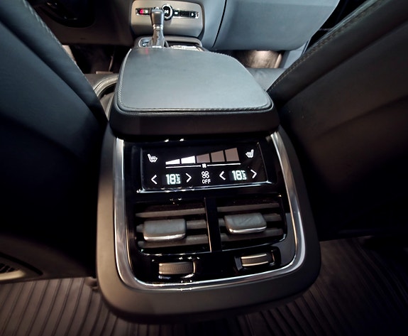Volvo XC90 16 of 30