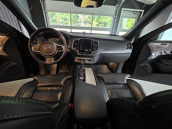 Volvo XC90 10 of 30