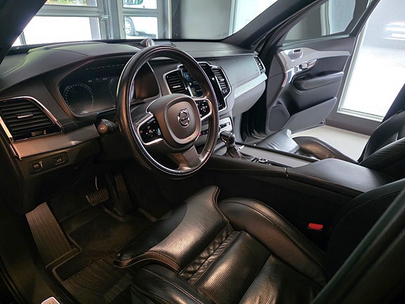 Volvo XC90 11 of 30