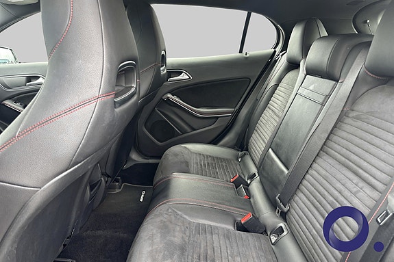 Mercedes-Benz GLA180 11 of 18