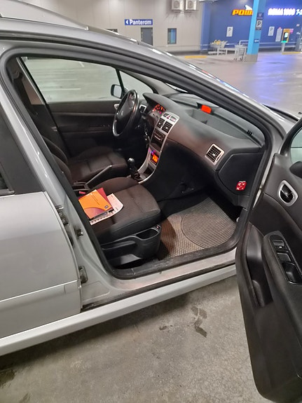 Peugeot 307 SW 13 of 15