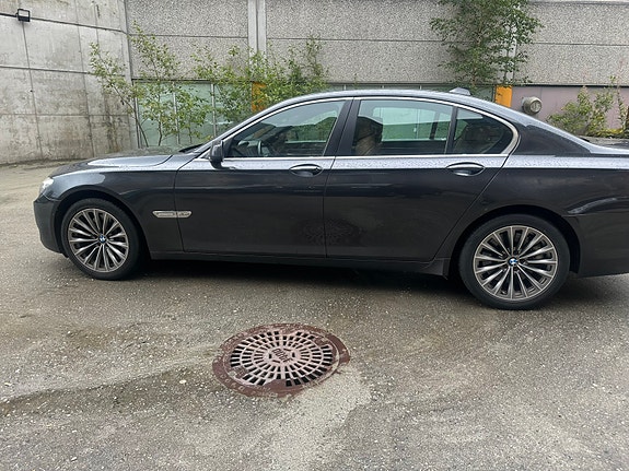 BMW 750i 6 of 16