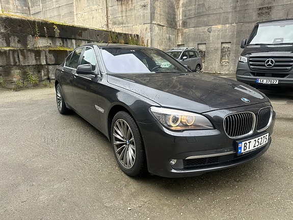 BMW 750i 3 of 16