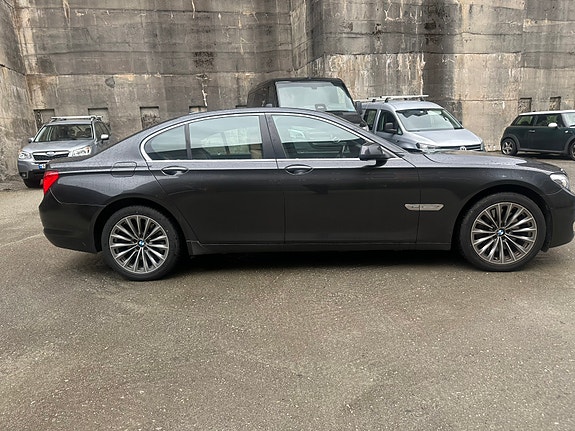 BMW 750i 4 of 16