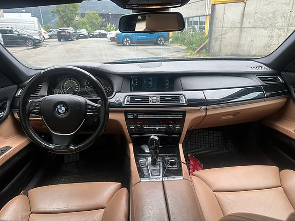 BMW 750i 9 of 16