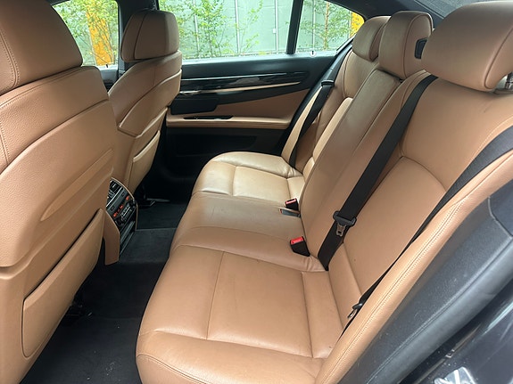 BMW 750i 10 of 16