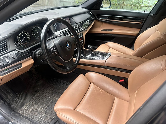 BMW 750i 12 of 16