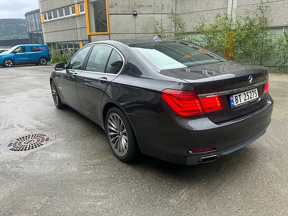 BMW 750i 5 of 16