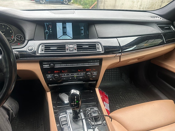 BMW 750i 16 of 16