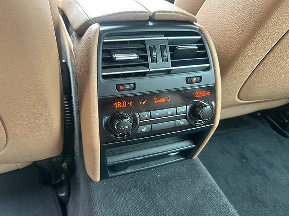 BMW 750i 11 of 16