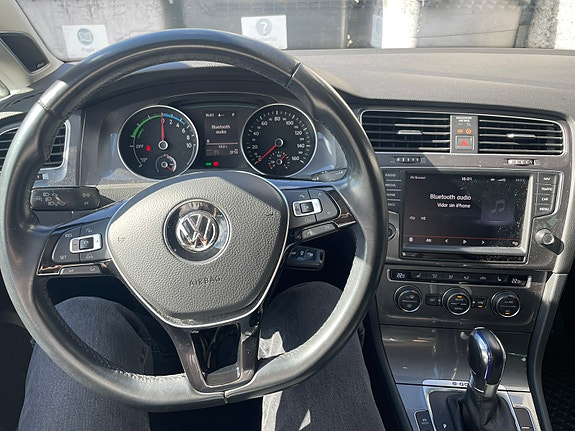 Volkswagen e-Golf VII 8 of 12