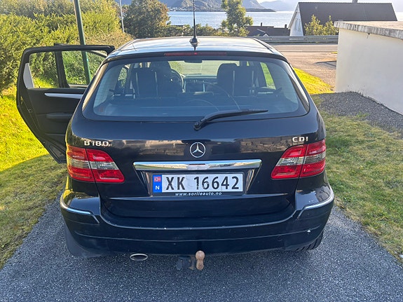 Mercedes-Benz B180 d 3 of 9