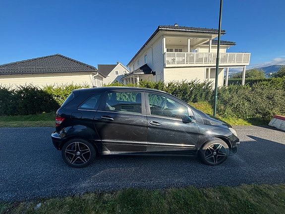 Mercedes-Benz B180 d 2 of 9