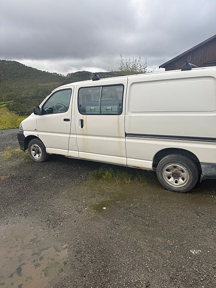 Toyota HiAce 2 of 7