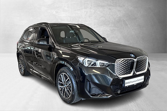 BMW iX1 4 of 30