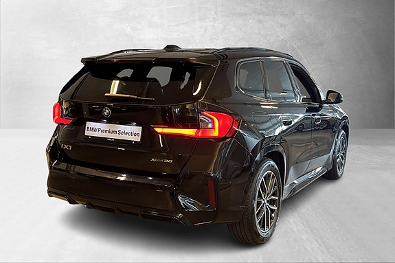 BMW iX1 2 of 30