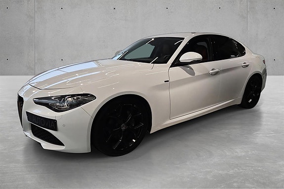 Alfa Romeo Giulia 2 of 27