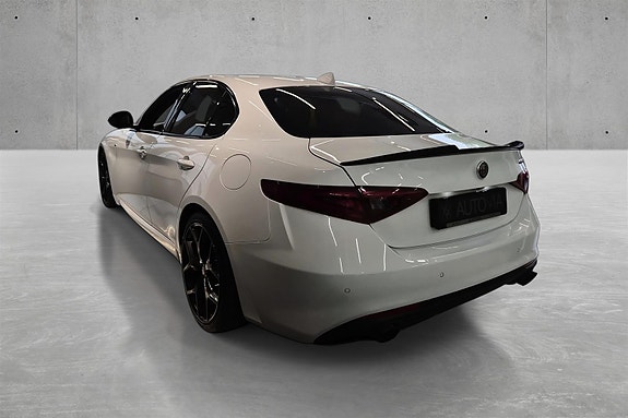 Alfa Romeo Giulia 7 of 27