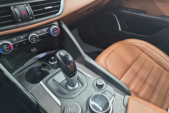 Alfa Romeo Giulia 26 of 27