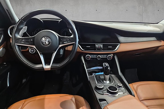 Alfa Romeo Giulia 18 of 27
