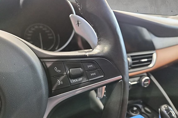 Alfa Romeo Giulia 21 of 27