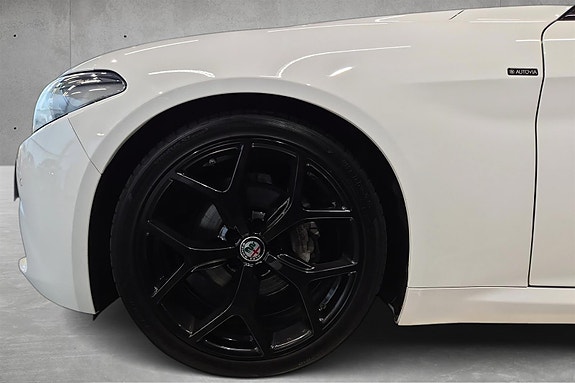 Alfa Romeo Giulia 13 of 27