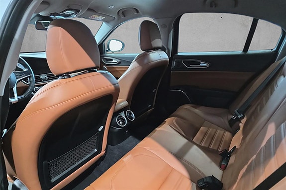 Alfa Romeo Giulia 17 of 27