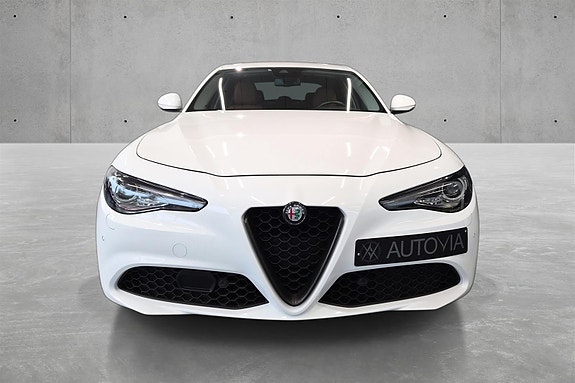Alfa Romeo Giulia 3 of 27