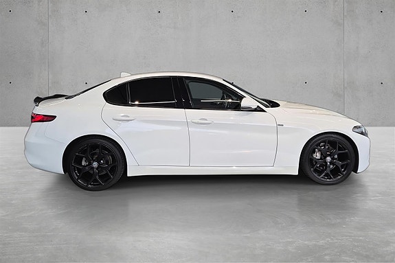 Alfa Romeo Giulia 4 of 27