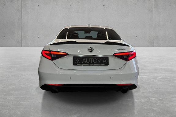 Alfa Romeo Giulia 6 of 27