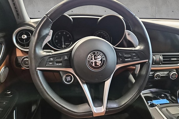 Alfa Romeo Giulia 19 of 27