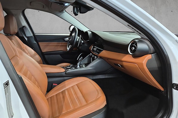 Alfa Romeo Giulia 12 of 27