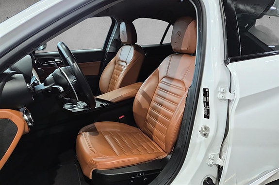 Alfa Romeo Giulia 14 of 27