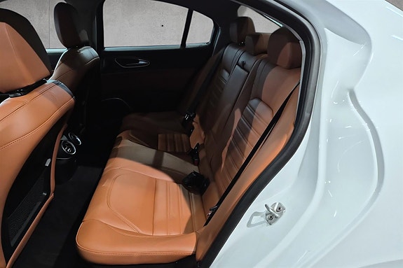 Alfa Romeo Giulia 16 of 27