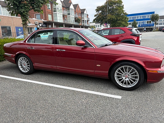Jaguar XJ8 6 of 9