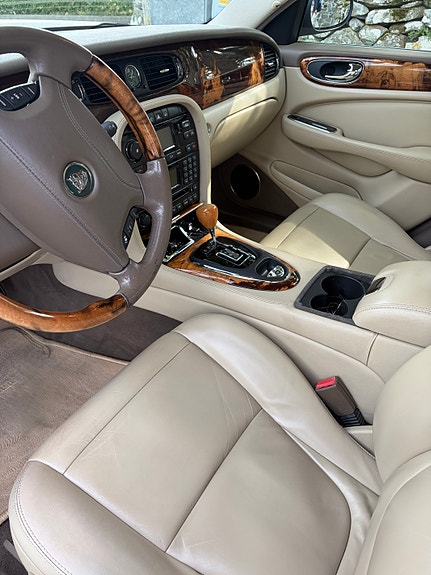 Jaguar XJ8 5 of 9