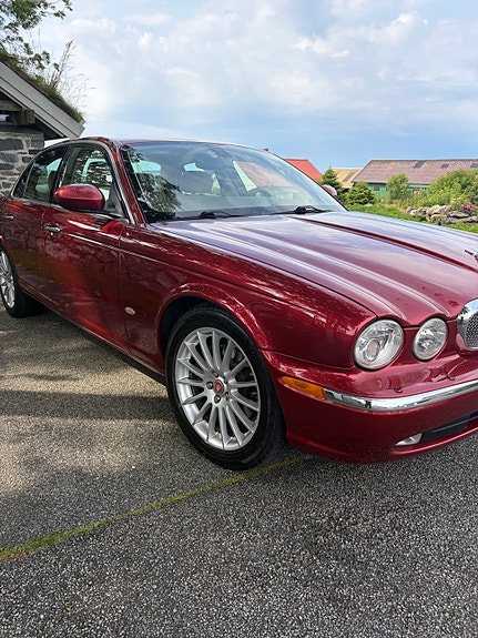 Jaguar XJ8 2 of 9