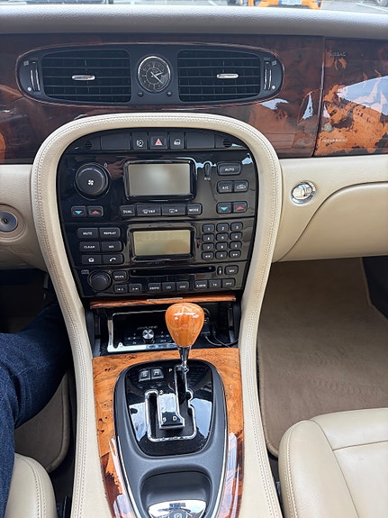 Jaguar XJ8 7 of 9