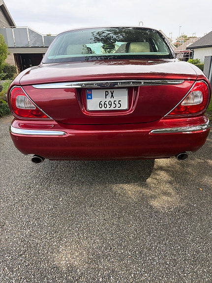 Jaguar XJ8 4 of 9