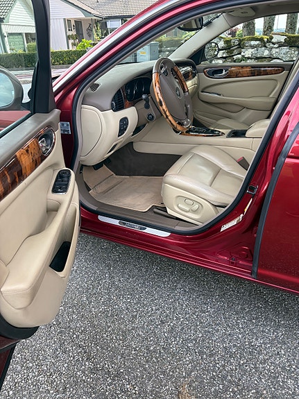Jaguar XJ8 3 of 9