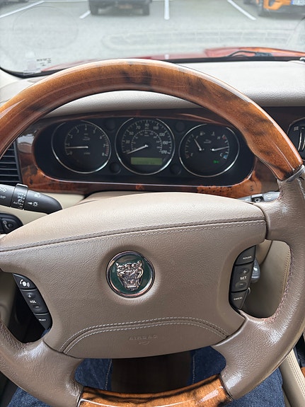 Jaguar XJ8 9 of 9