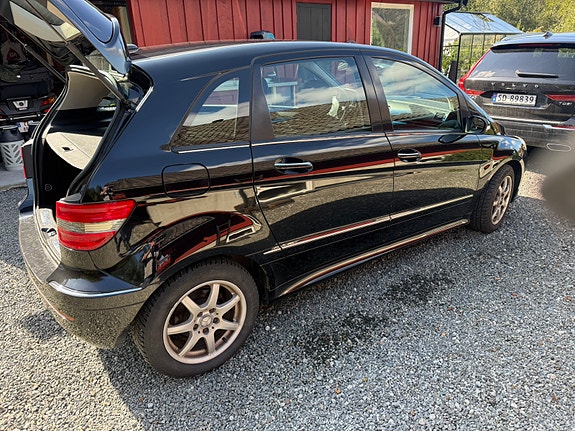 Mercedes-Benz B180 d 4 of 5