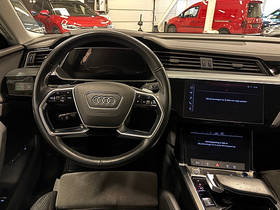 Audi e-tron 14 of 23