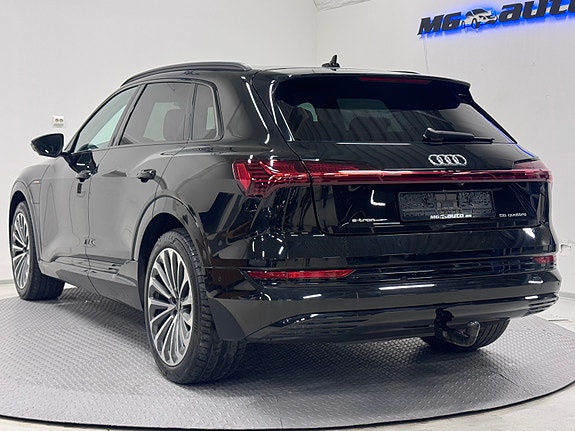 Audi e-tron 8 of 20