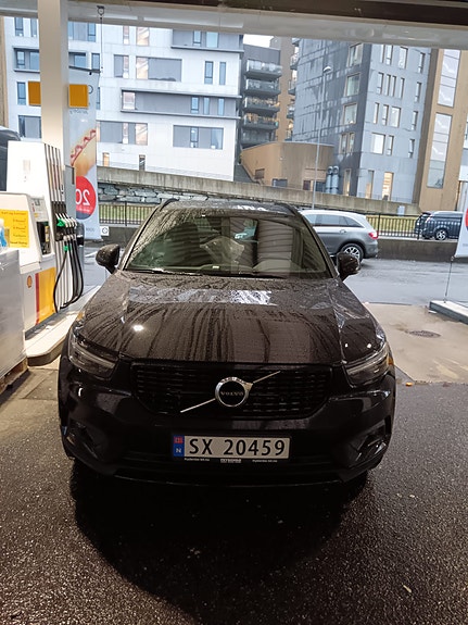 Volvo XC40 2 of 6