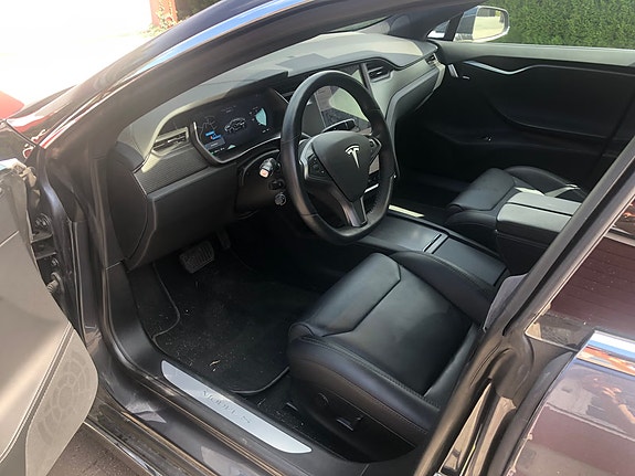 Tesla Model S 11 of 18